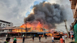 ไฟไหม้ปราจีนบุรี เผากลางเมืองวอด 30 หลัง เสียหายร้อยล้าน