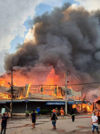 ไฟไหม้ปราจีนบุรี เผากลางเมืองวอด 30 หลัง เสียหายร้อยล้าน